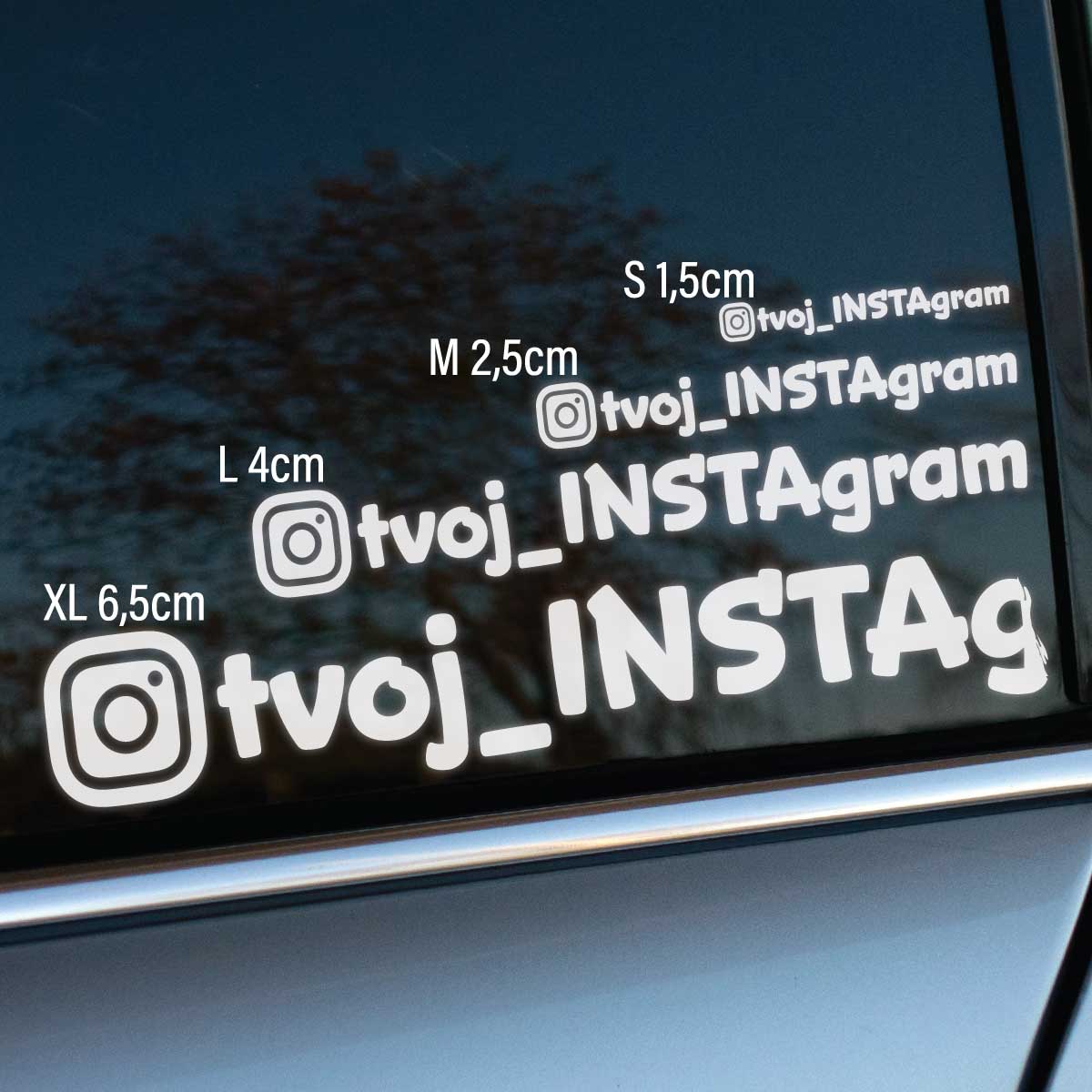 Plotrovaná nálepka s logom Instagramu a vlastným menom účtu, dostupná v štyroch veľkostiach S, M, L a XL.